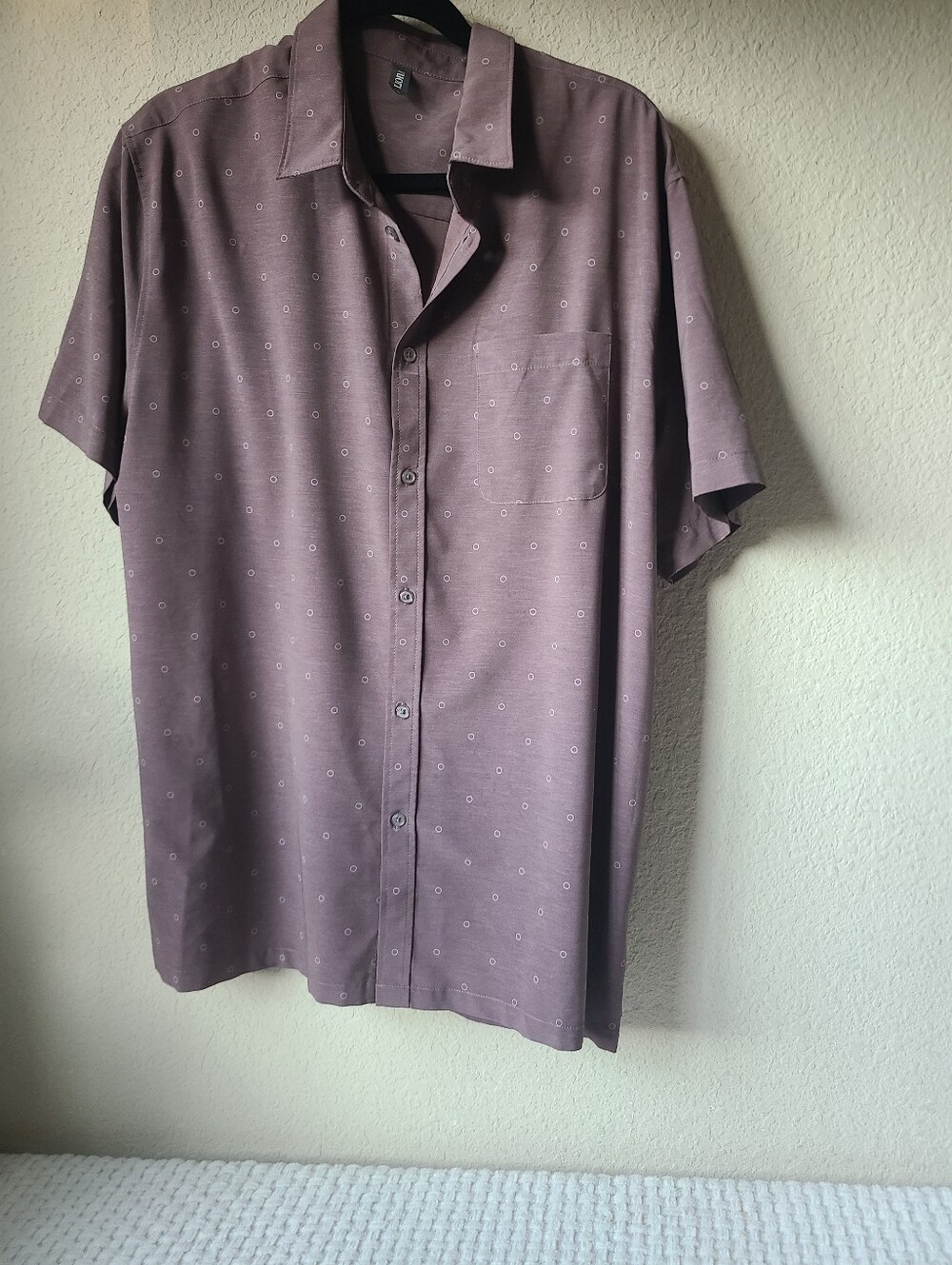 Vuori Men's Short Sleeve Button-Up Shirt Mauve with Subtle Dot Print Size XXL